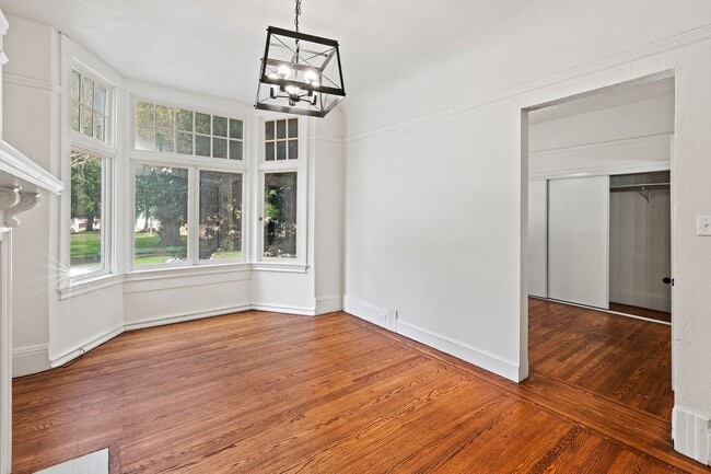 Building Photo - 1809 Oak St Unit #1