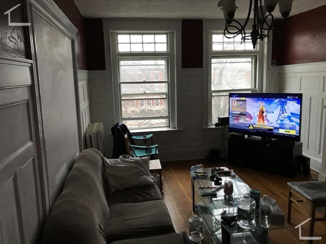Building Photo - Beautiful 4.5 Bed Unit With Great Location in Brookline Available 9/1/26