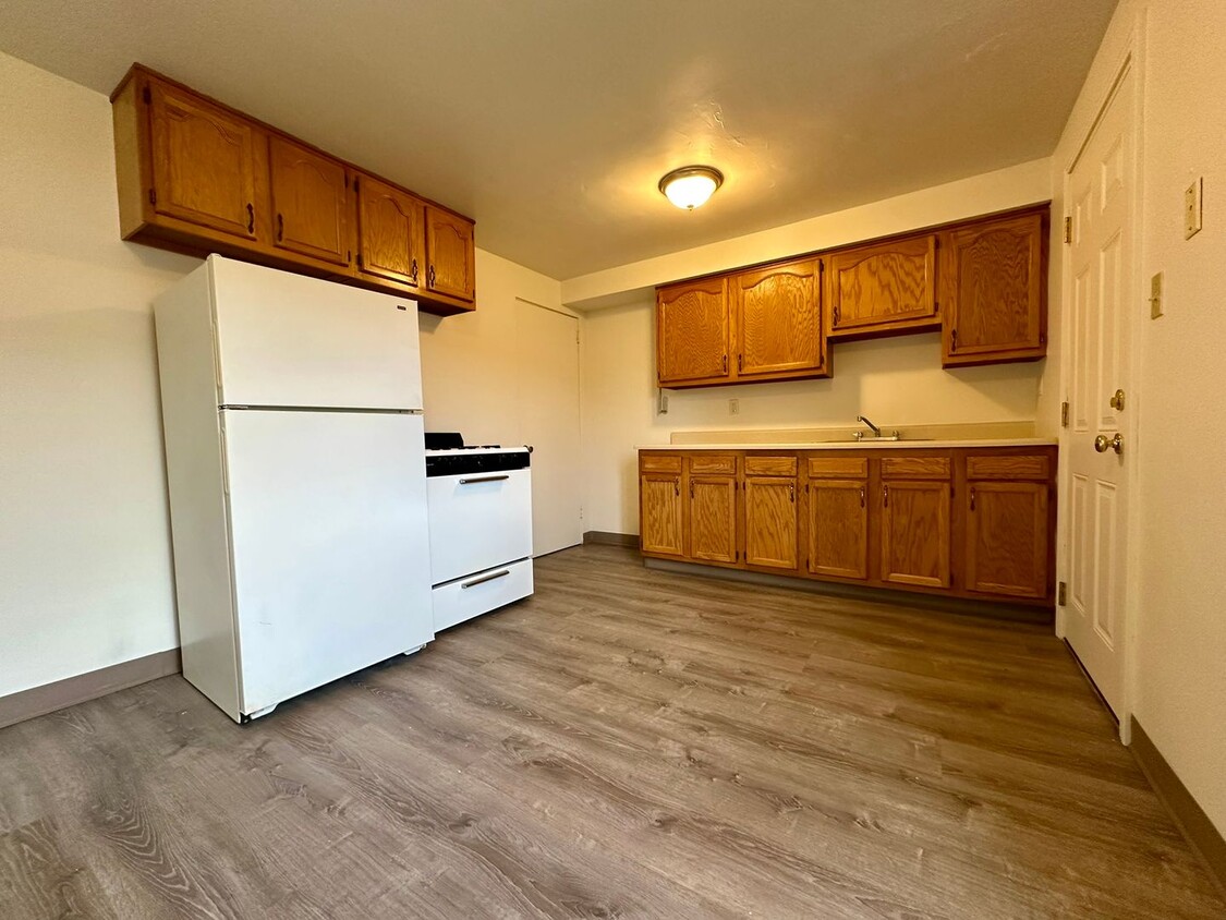 Spacious 2BR Townhome with Washer and Drye... - Spacious 2BR Townhome with Washer and Drye...