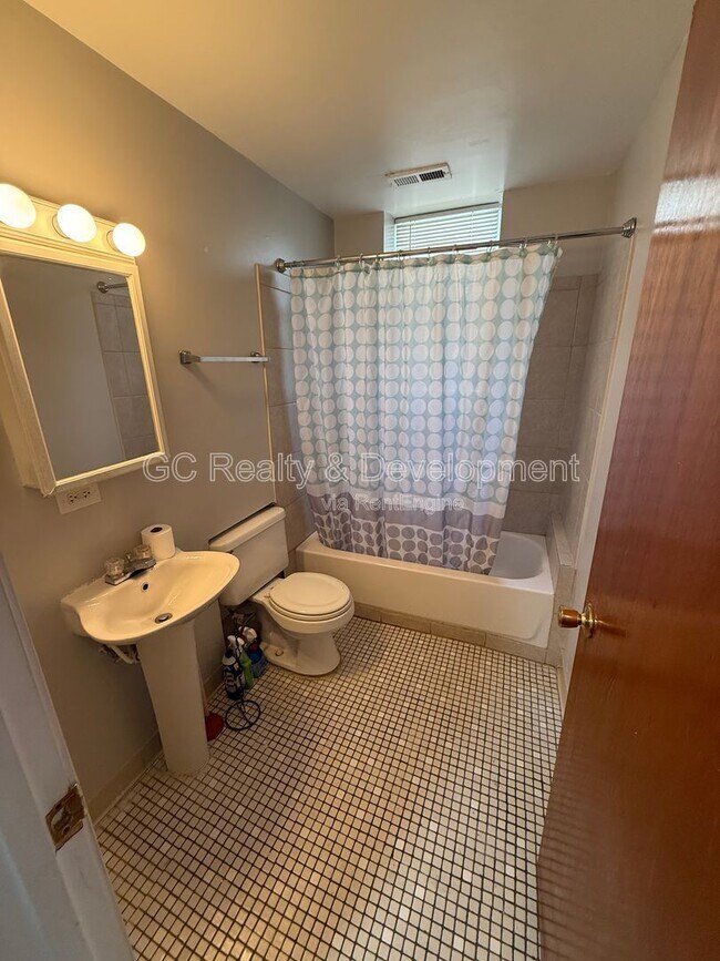 Photo - 3304 W Fulton Blvd Unit B