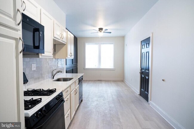 Building Photo - 1221 N Randolph St Unit 1