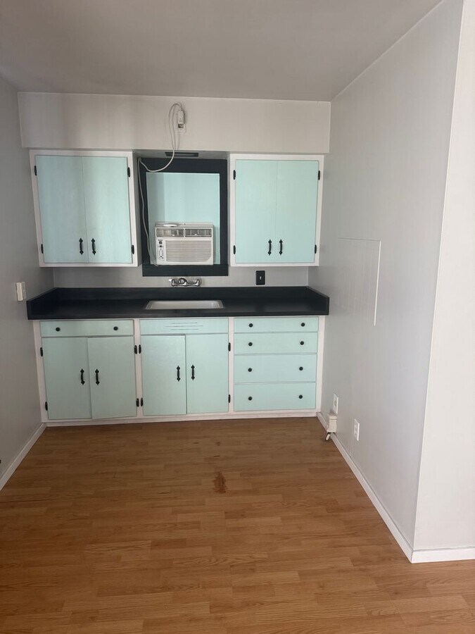 Photo - 2572 Russell St Unit B