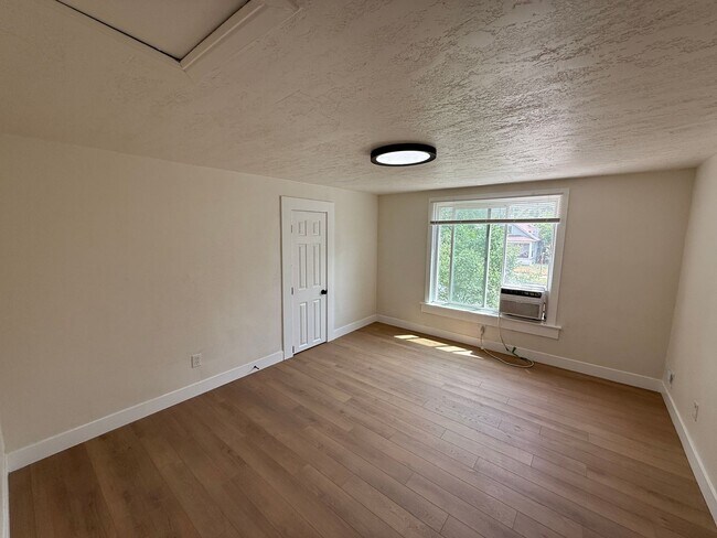 Photo - 660 23rd St Unit Upstairs