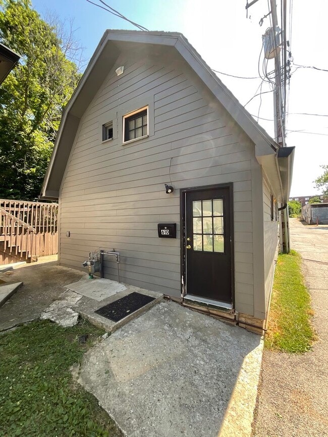 Building Photo - ***AVAILABLE AUGUST 2027*** Bring your friends - located next to 612 N. Dunn