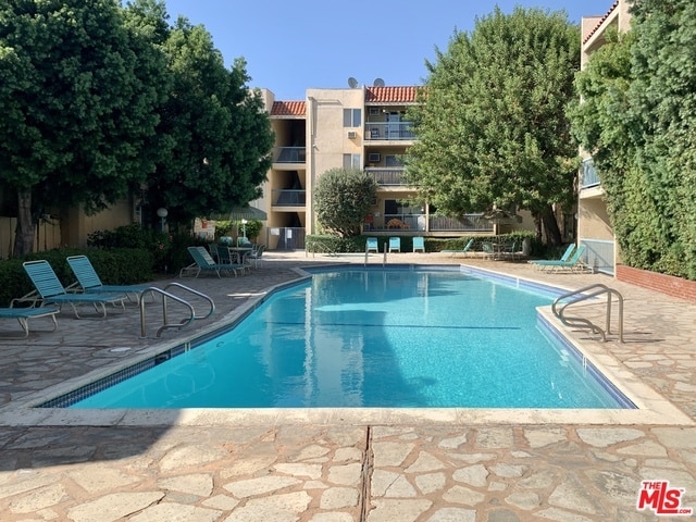 Photo - 18307 Burbank Blvd Unidad 319