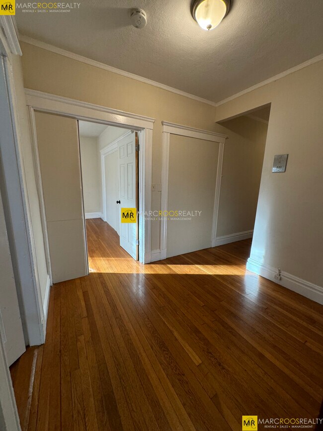 Building Photo - 59A Strathmore Rd Unit 2