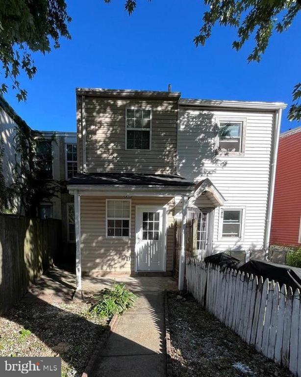 Photo - 352 Grover St