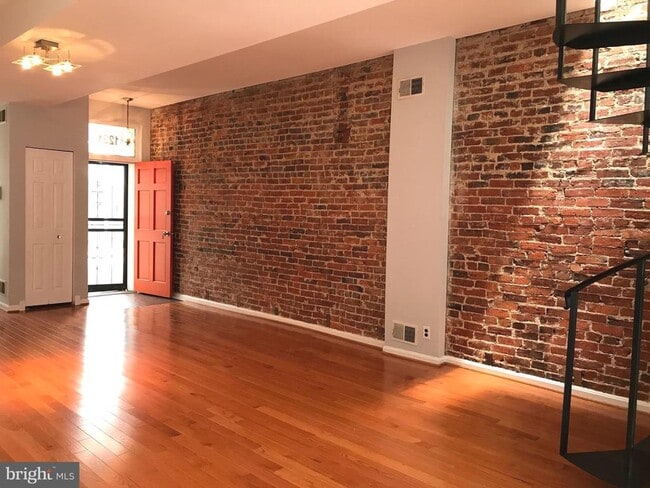 Photo - 1231 Linden Pl NE