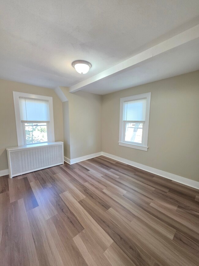 Photo - 1906 Burdett Ave