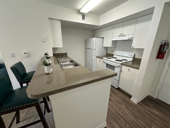 Bristol Lakes Apartments
