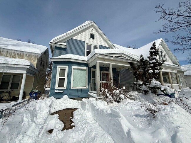 Building Photo - 724 Washington St Unit Upper