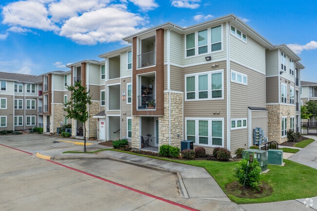 Alternar - Green Oaks Apartments- Income Restricted