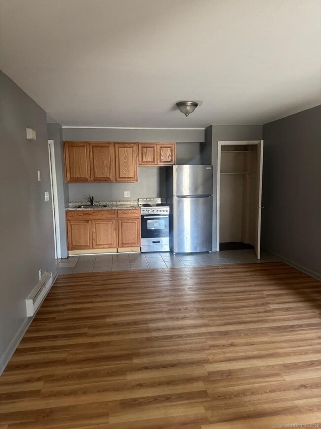 Building Photo - 240 Oak St Unit 3 Rental