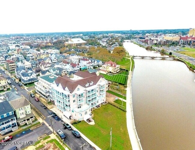 Building Photo - 16 Lake Ave Unit 16