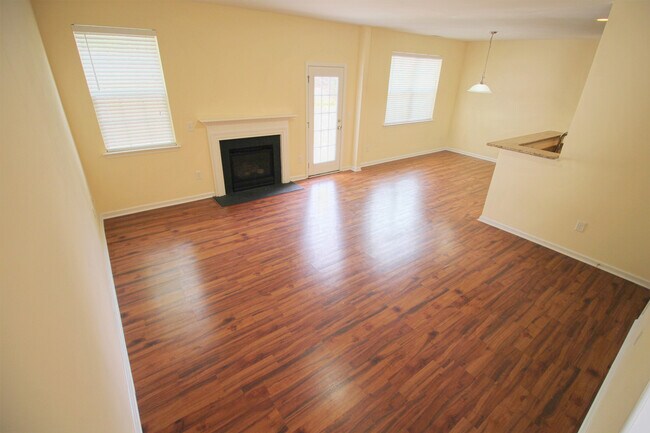 Photo - 3 Bedroom/2.5 Bath Home with Fenced-in Back Yard! Pet Friendly