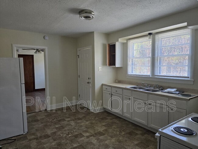 Photo - 3022 Serantine St