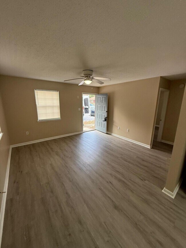 Photo - 830 Cardinal St