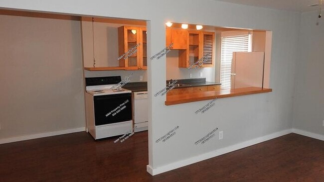 Photo - Charming 2 bedroom and 1 bath top-floor duplex located on Holmes St Kansas City, MO