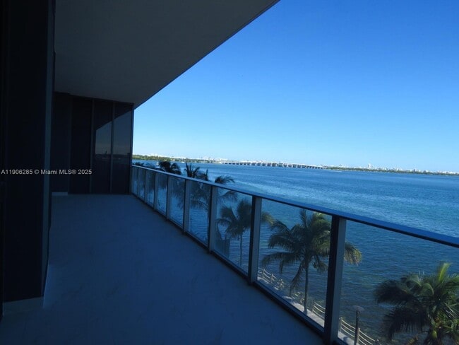 Building Photo - 700 NE 24th St Unit 204-A