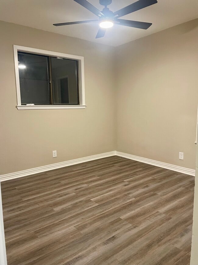 Photo - 410 W Lindbergh Blvd