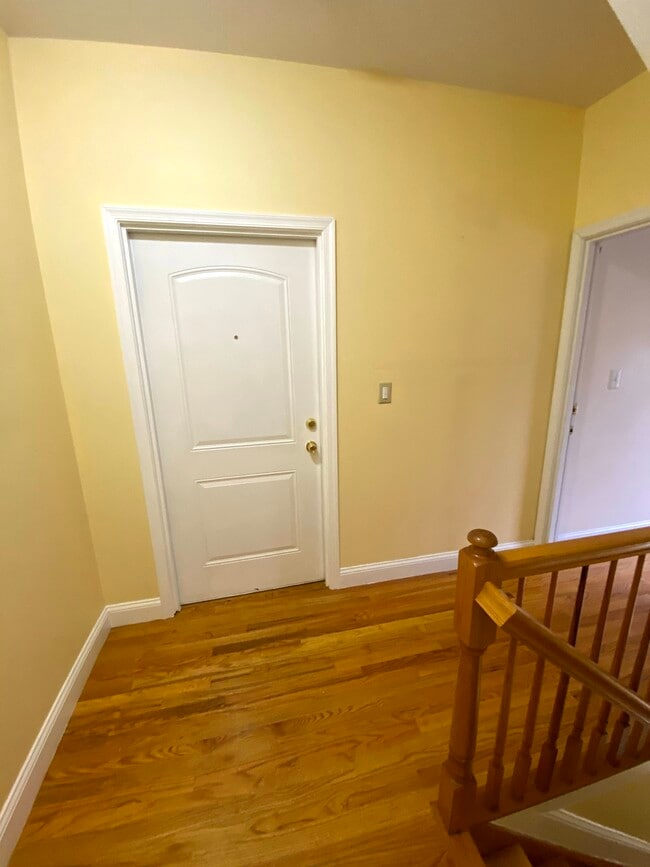 Apt Entry - 219 Congress St Unit 1