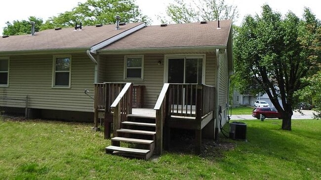 Photo - Welcome home to this spacious 3 bedrooms and 2 full baths duplex located on Orchard St in Pleasan...