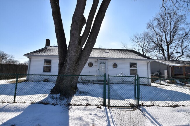 Building Photo - Three Bedroom Rental in Greenfield