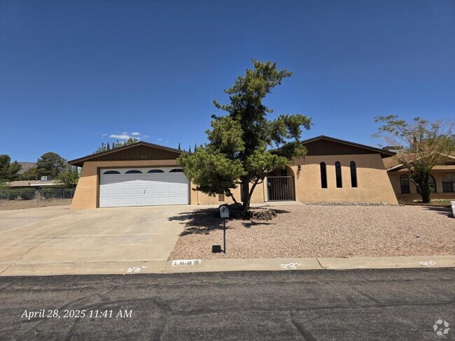 Building Photo - 1035 Hillcrest Dr Rental