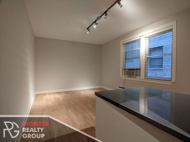 Building Photo - 511 W Belmont Ave Unit 32