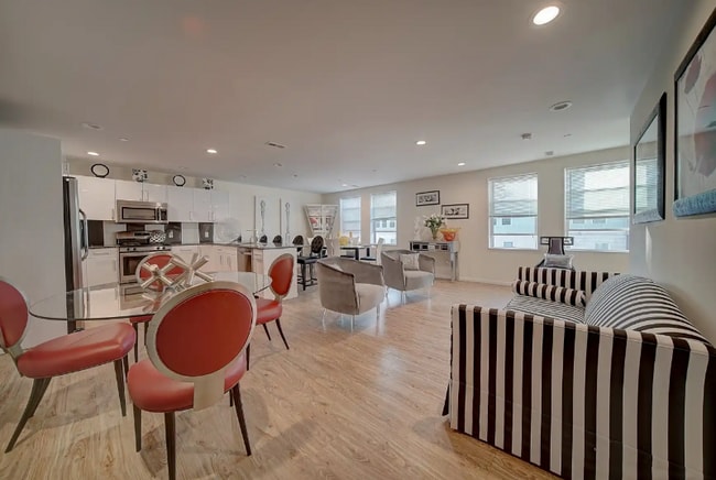 Photo - 820 N 48th St Unidad 142B