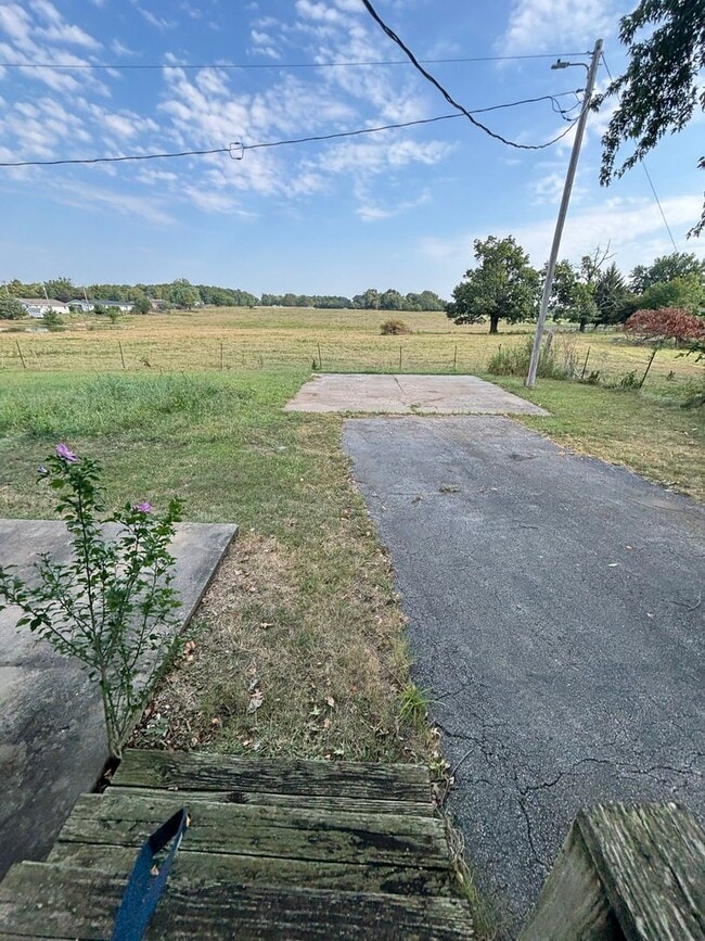 7033 W Farm Rd 106