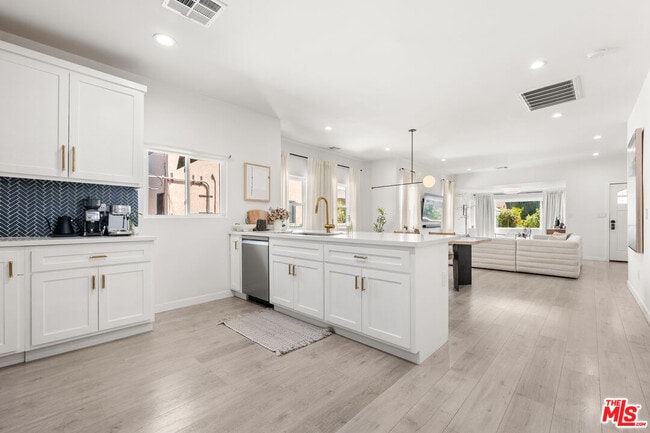 Photo - 1231 W 49th St