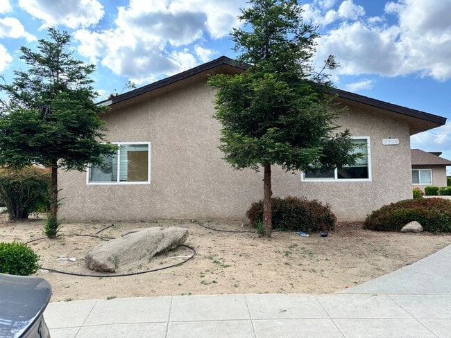 Building Photo - 2224 Sylmar Ave Rental