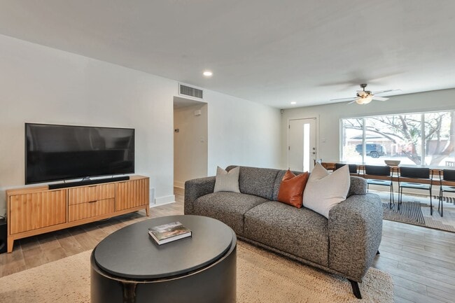 Photo - Updated and Spacious 3BED/2BATH Scottsdale Home