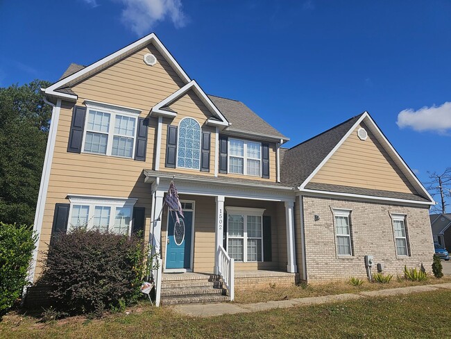 Building Photo - 4 bedroom with Bonus, fenced in backyard!