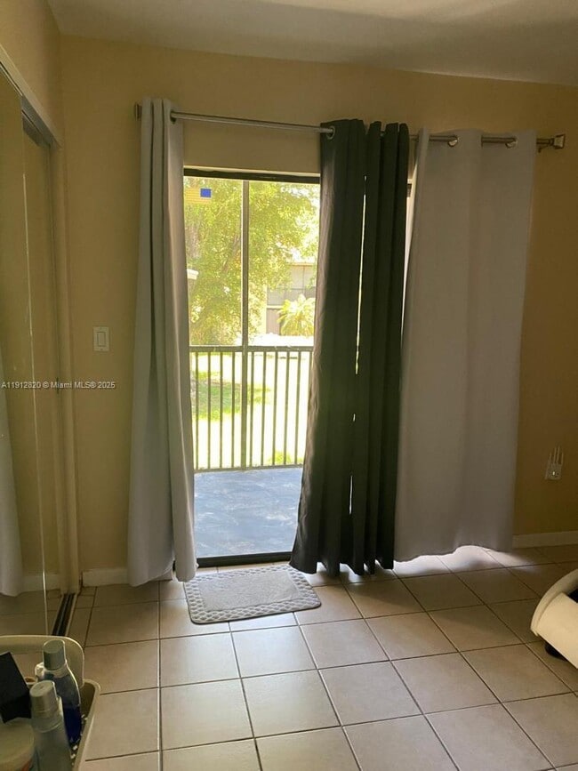 Building Photo - 10370 SW 220th St Unit 221