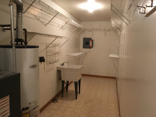 Cuarto de lavado/servicio - 919 Cherry Street