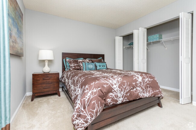 2BR, 2BA - 1050SF