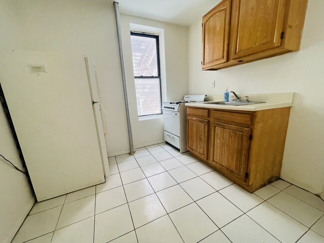 392 E 4th St