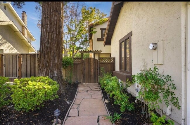 Photo - 725 Old Creek Rd