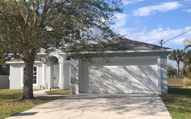 Building Photo - 355 SW Fairway Ave