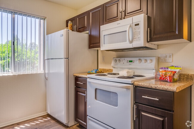1 BR, 1 BA - 607 SF - Country Club Terrace Apartments
