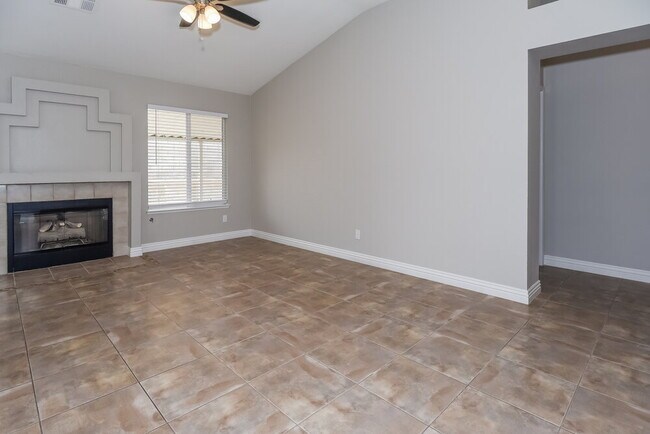 Photo - 806 Zinnia Cir