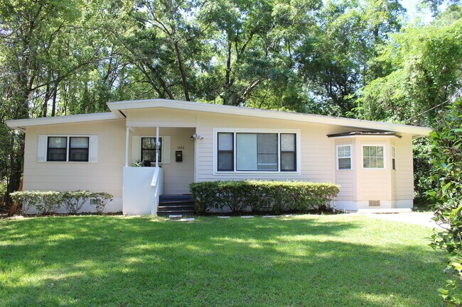 Photo - 1653 Mayhew St House