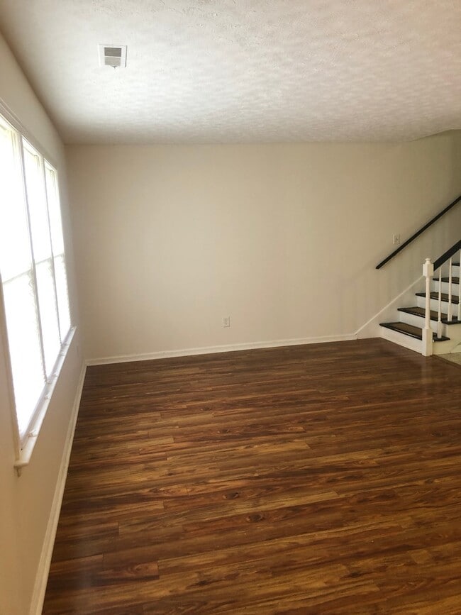 Photo - Three Bedroom Townhome near Peaks View Park, Fresh Market, 501 Expressway