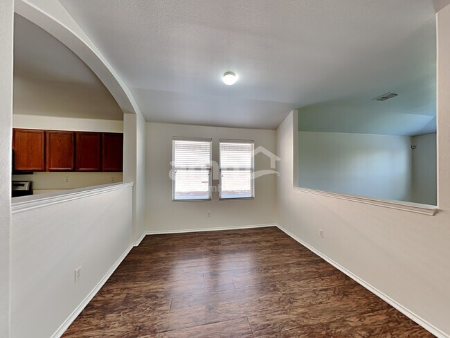 Photo - 742 Mission Ln