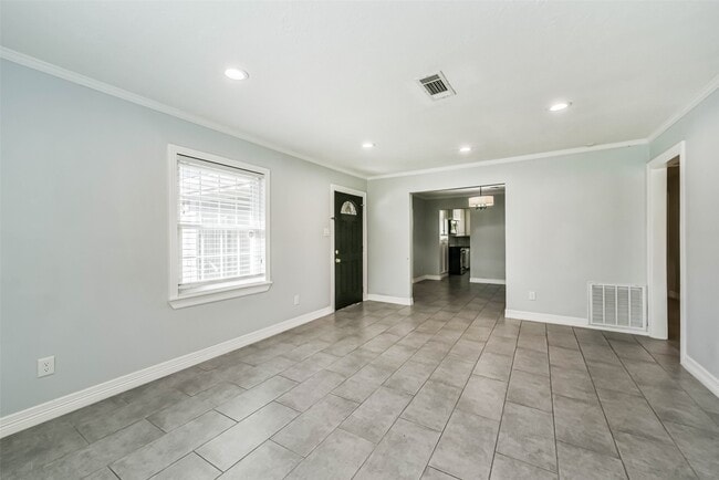 Photo - 4702 Maple St