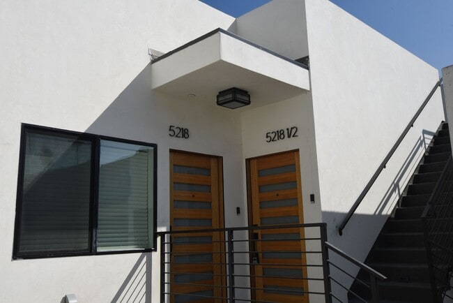 Building Photo - 5220 Radford Ave Unit 5218 1/2