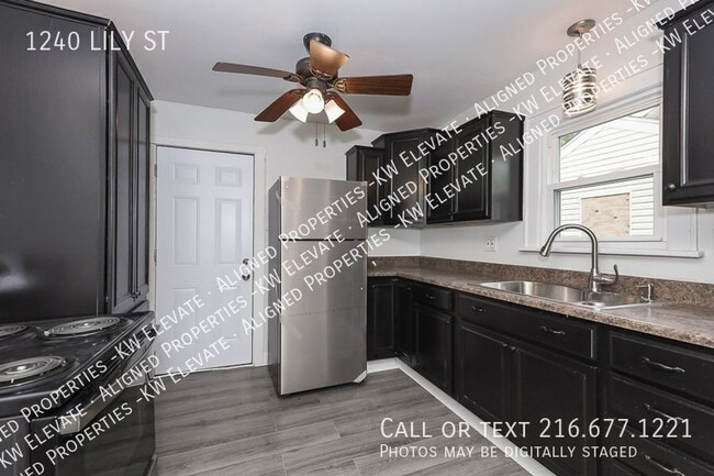 Photo - 1240 Lily St