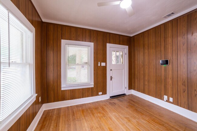 Building Photo - 1927 Lee Hall St Rental